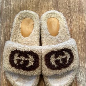 Gucci Kids
Interlocking G pool slides